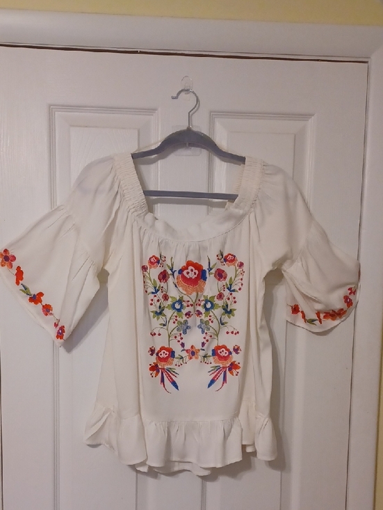 Umgee Tops - Umgee Sz M, Creamy White Peasant Top with Multicolor Floral Embroidery.